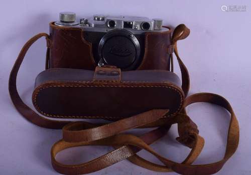 A LEATHER CASED LEICA CAMERA. 14 cm x 6 cm.