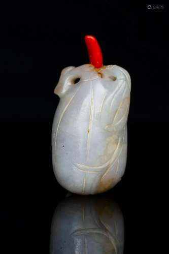 LATE QING JADEITE SNUFF BOTTLE WITH CORAL LID