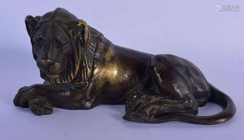 A 17TH/18TH CENTURY EUROPEAN BRONZE FIGURE OF A RECLINING LI...