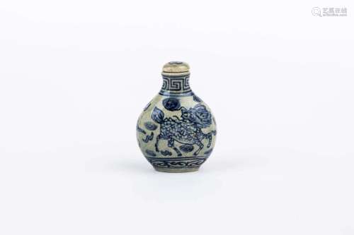 20TH CENTURY BLUE AND WHITE SNUFF BOTTLE