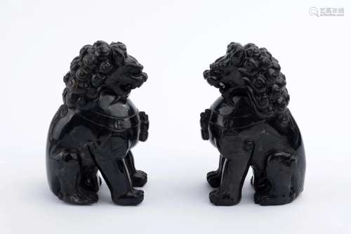 19TH CENTURY A PAIR OF LAPIS LAZULI STONE LIONS