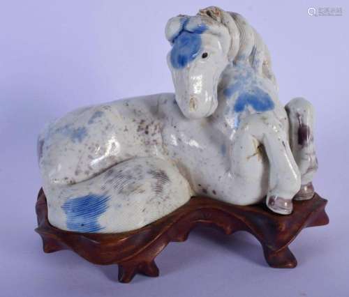 AN 18TH CENTURY CHINESE BLUE AND WHITE PORCELAIN FIGURE OF A...