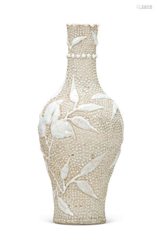 清代 珍珠釉刻花瓶