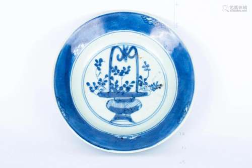 EARLY QING DYNASTY BLUE AND WHITE FLOWER PATTERN PLATE
