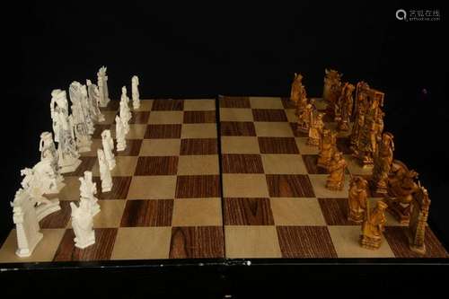 20TH CENTURY BONE CHESS SET