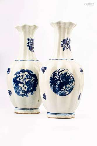 20TH CENTURY A PAIR OF BLUE AND WHITE VASES