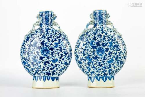 MID QING DYNASTY A PAIR OF BLUE AND WHITE PORCELAIN