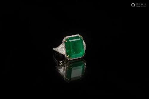 AN EMERALD RING WITH DIAMOND SIDESTONES AND YELLOW GOLD