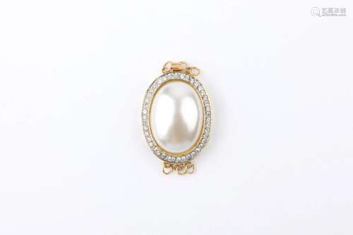 MOTHER-OF-PEARL PENDANT WITH DIAMONDS