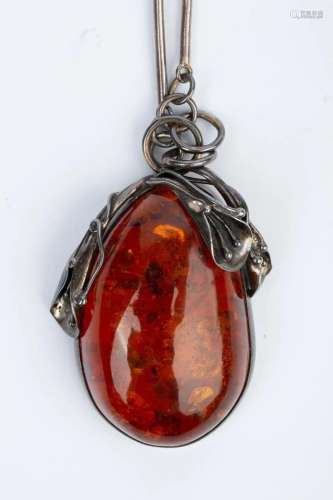 AMBER PENDANT NECKLACE