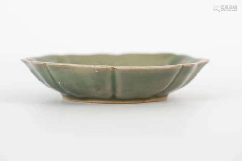 20TH CENTURY LONGQUAN KILN LOTUS MOUTH PLATE