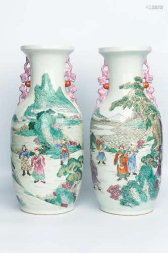 20TH CENTURY A PAIR OF FAMILLE ROSE VASE
