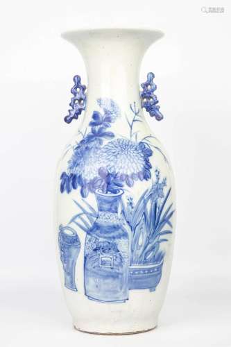 LATE QING DYNASTY BLUE AND WHITE VASE