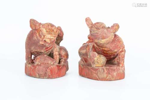 REPUBLIC OF CHINA A PAIR OF WOODEN CARVED LIONS