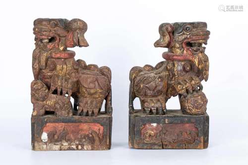 LATE QING PAIR OF TAISHI SHAOSHI WOOD CARVING