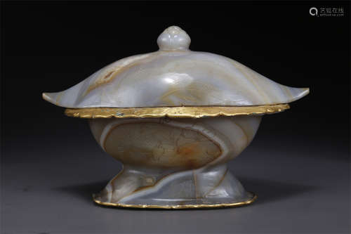 An Agate Hamper with Gold Rim.