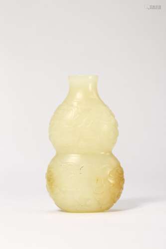 CARVED WHITE JADE DOUBLE-GOURD-SHAPE SNUFF BOTTLE