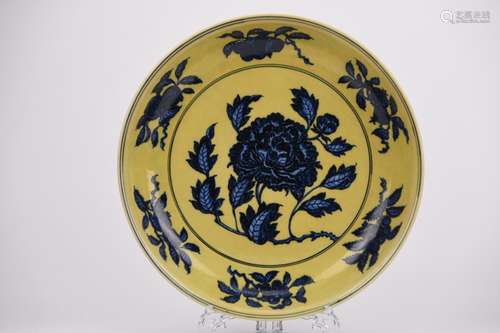 YELLOW-GROUND AND UNDERGLAZE BLUE PEONY PLATE