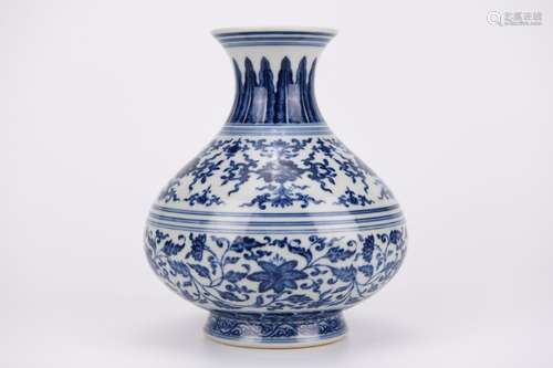 BLUE AND WHITE INTERLOCKING LOTUS VASE