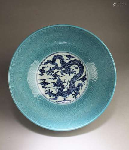 A LARGE CHINESE PORCELAIN BOWL