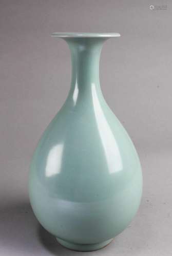 CHINESE PORCELAIN VASE