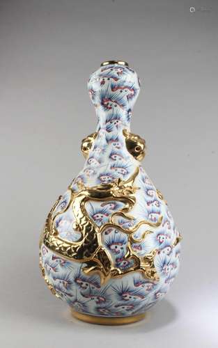 CHINESE PORCELAIN VASE