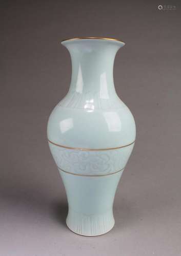 CHINESE PORCELAIN VASE