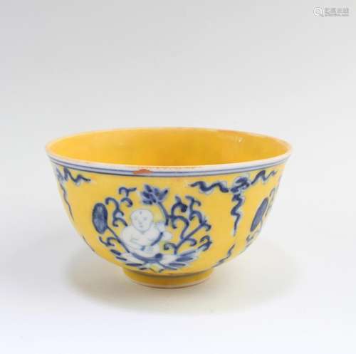 CHINESE FAMILLE JAUNE PORCELAIN CUP