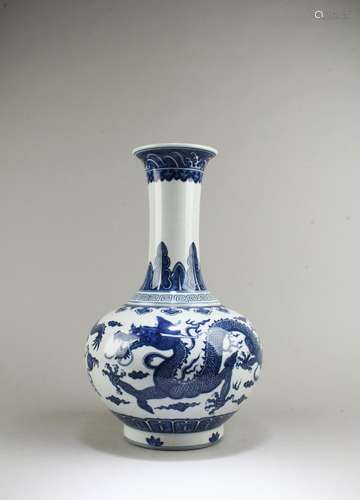 CHINESE BLUE & WHITE PORCELAIN VASE