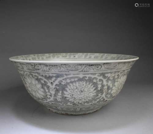 A LARGE CHINESE PORCELAIN BOWL