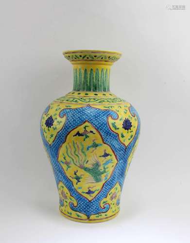 CHINESE PORCELAIN VASE