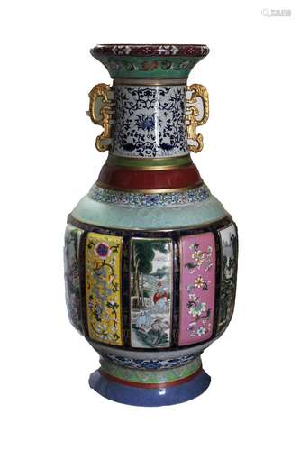 A LARGE CHINESE PORCELAIN VASE