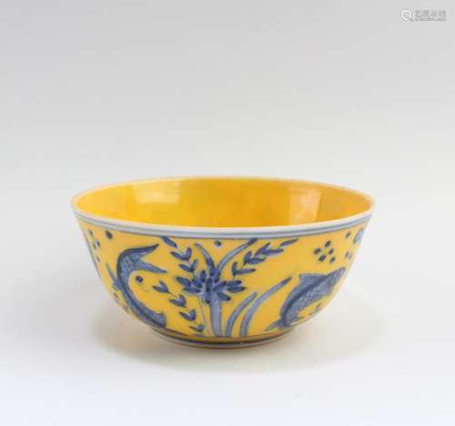 CHINESE FAMILLE JAUNE PORCELAIN CUP