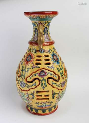 CHINESE PORCELAIN VASE