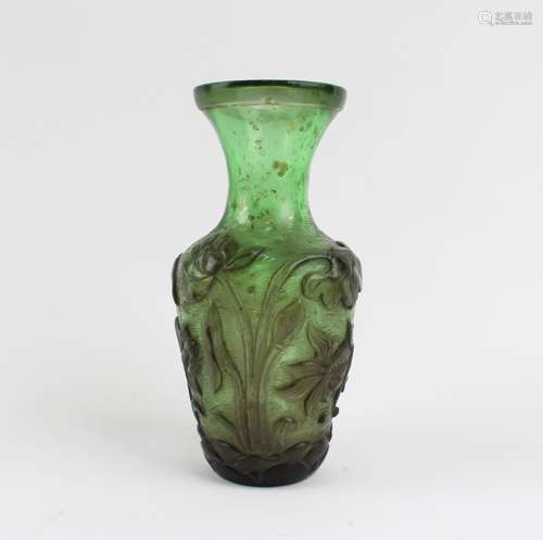 A GREEN COLOR PEKING GLASS VASE