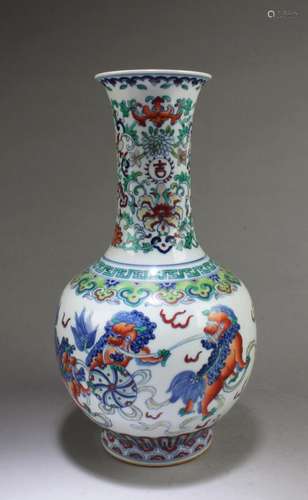 CHINESE PORCELAIN VASE