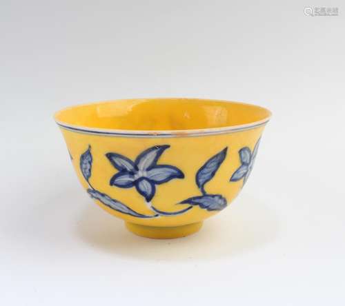 CHINESE FAMILLE JAUNE PORCELAIN CUP