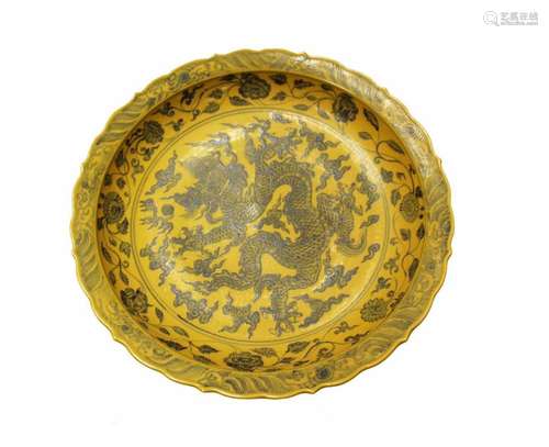 A LARGE FAMILLE JAUNE PLATE