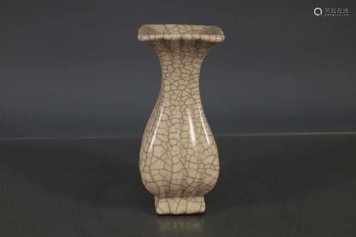 The Fine Ge Kiln Square Vase with Melon Pris