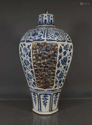 A Blue and White Underglaze Red "Flower" Octagonal