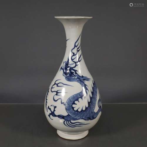 A Blue and White "Dragon" Pear-shaped Vase