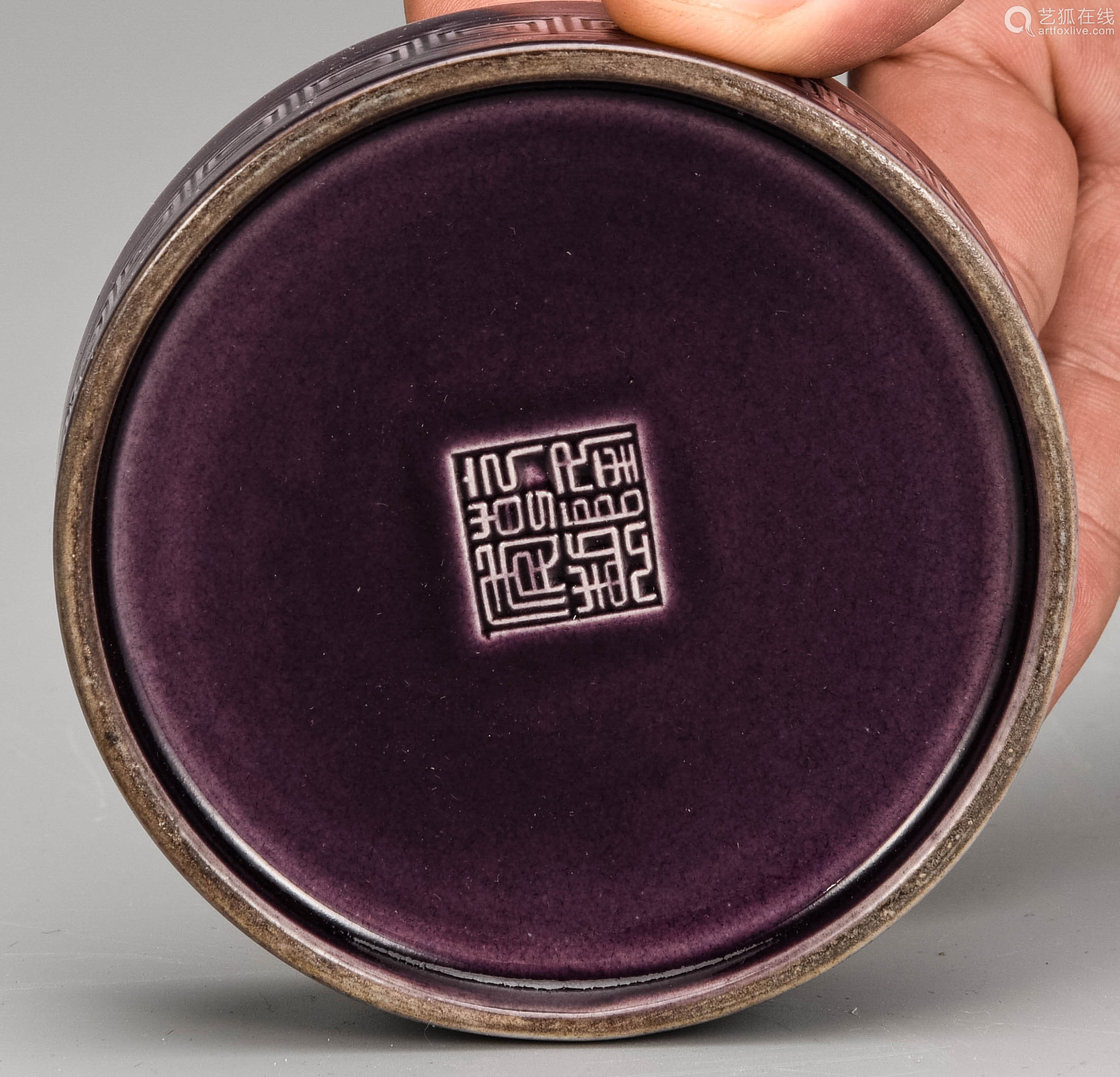 茄皮紫釉寿字纹粉盒