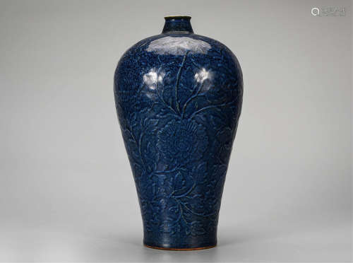 蓝釉雕花卉梅瓶