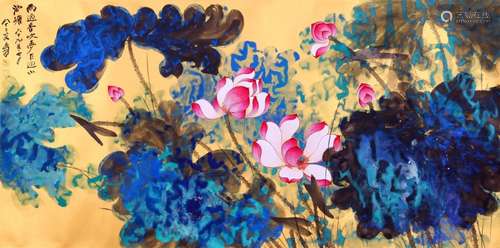 CHINESE SCROLL PAINTING OF LOTUS ON GOLD PAPER SIGNED