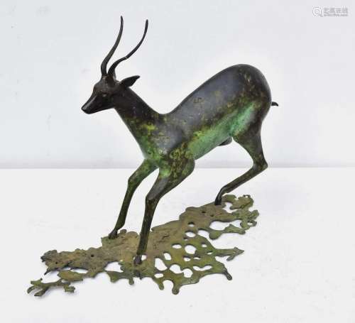 Sujet en bronze patine brun-vert: Gazelle Art Déco, H. 40 cm...