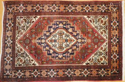 HAMADAN, Iran. Tapis en laine, fait main, 118 x 78 cm