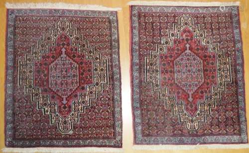 SENNEH, Iran. Paire de tapis en laine à décor de médaillon c...