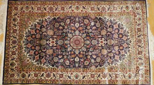 ISPAHAN, Iran. Tapis en laine et soie, fait main, 92 x 152 c...