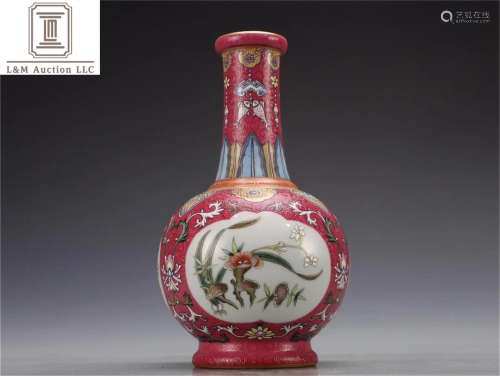 A Chinese Decorative Famille Rose Porcelain Vase