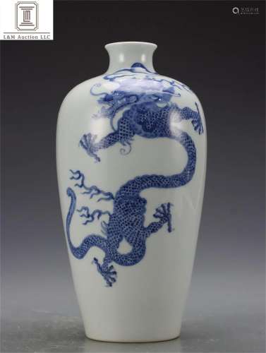 A Chinese Blue and White Porcelain Dragon Vase
